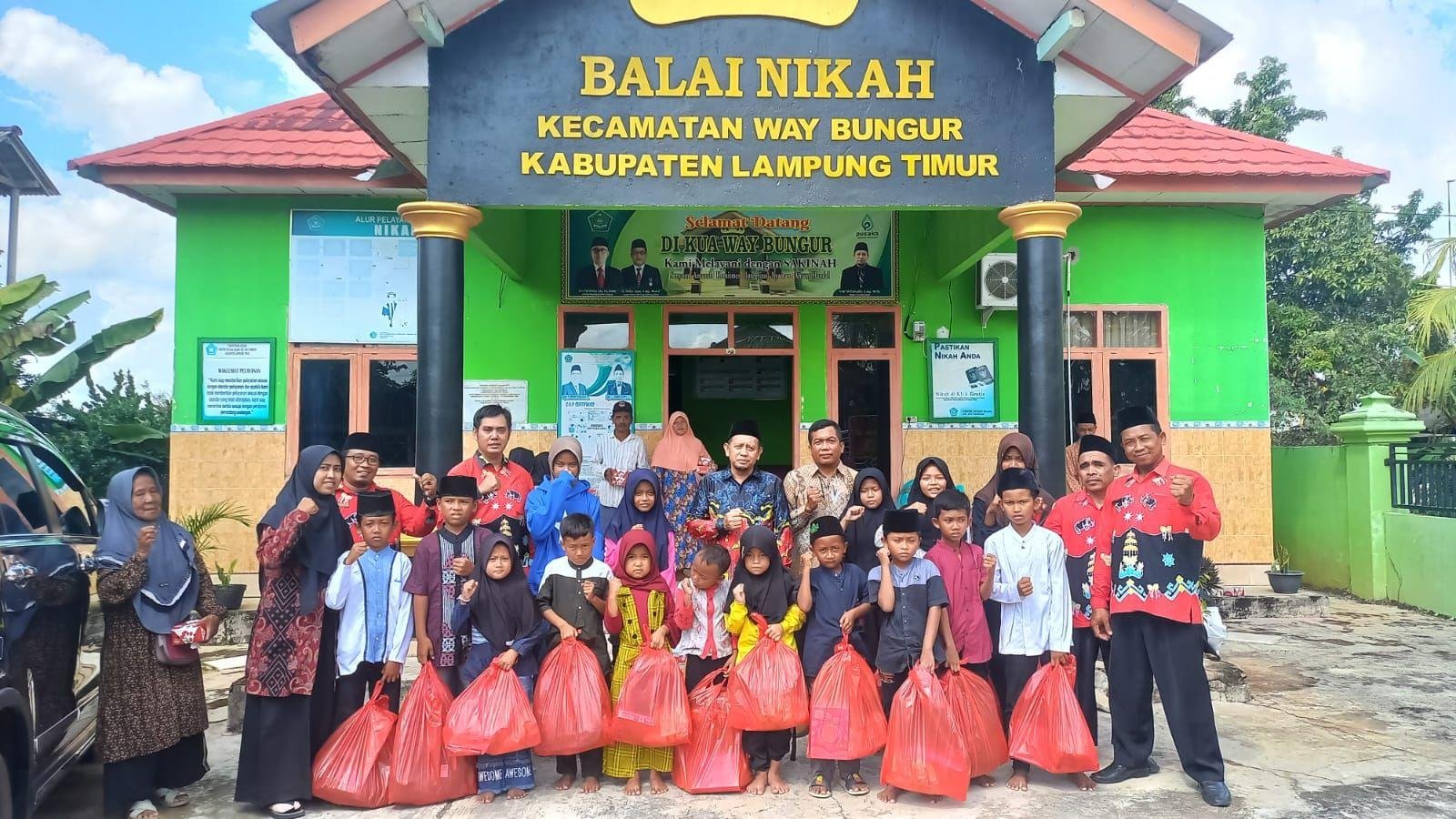 KUA Way Bungur Tebar Bingkisan Cinta untuk Anak Yatim