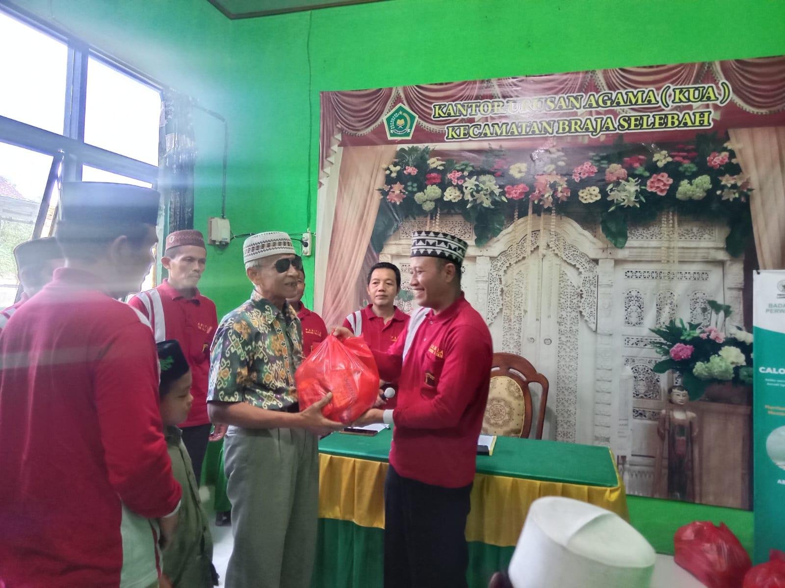 Peacepul Muharram KUA Braja Selebah Salurkan Bantuan untuk Anak Yatim dan Difabel 