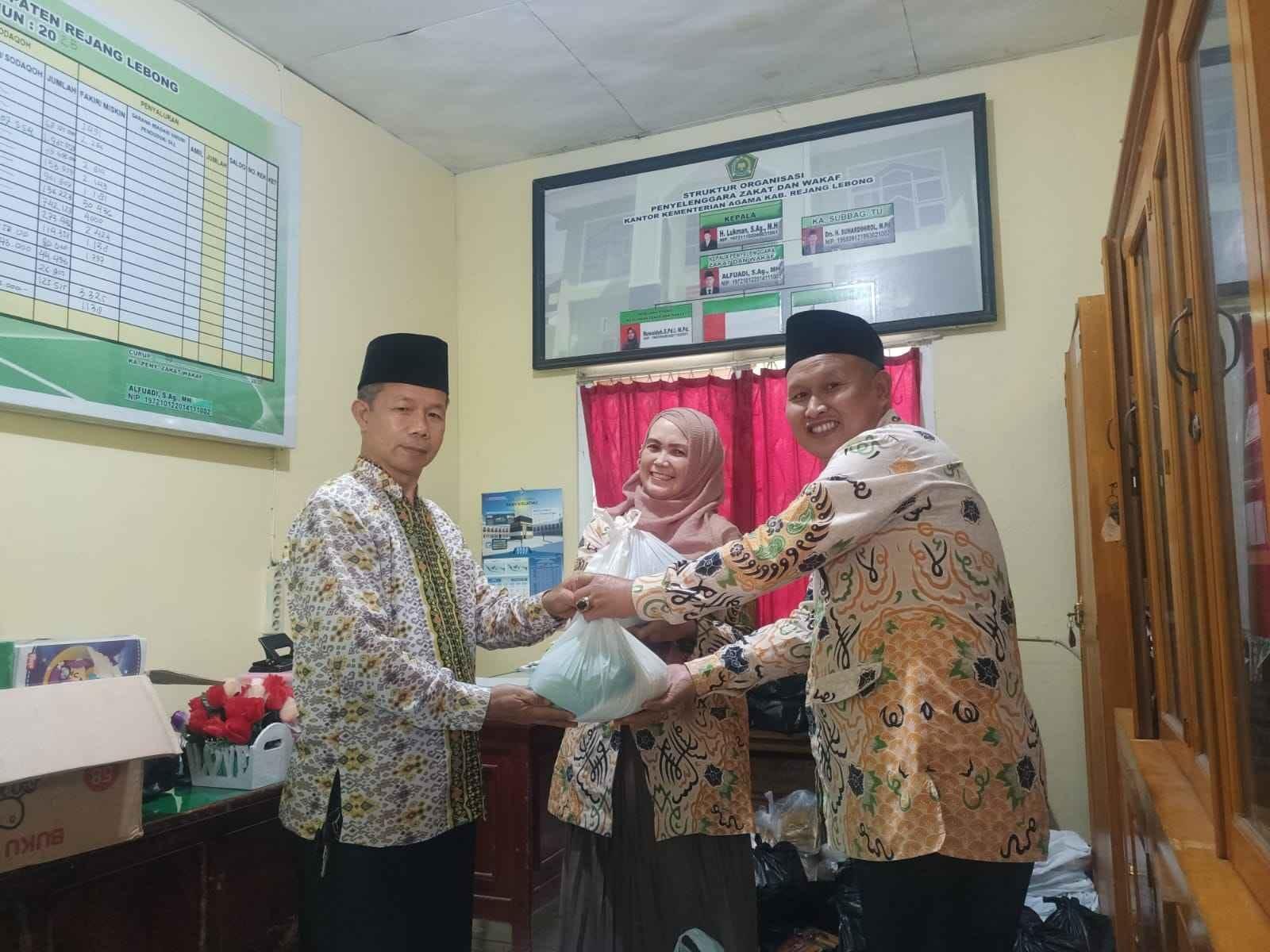 KUA Curup Utara Serahkan Paket Idul Yatama ke Bagian Penyelenggara Zakat dan Wakaf Kantor Kemenag Rejang Lebong