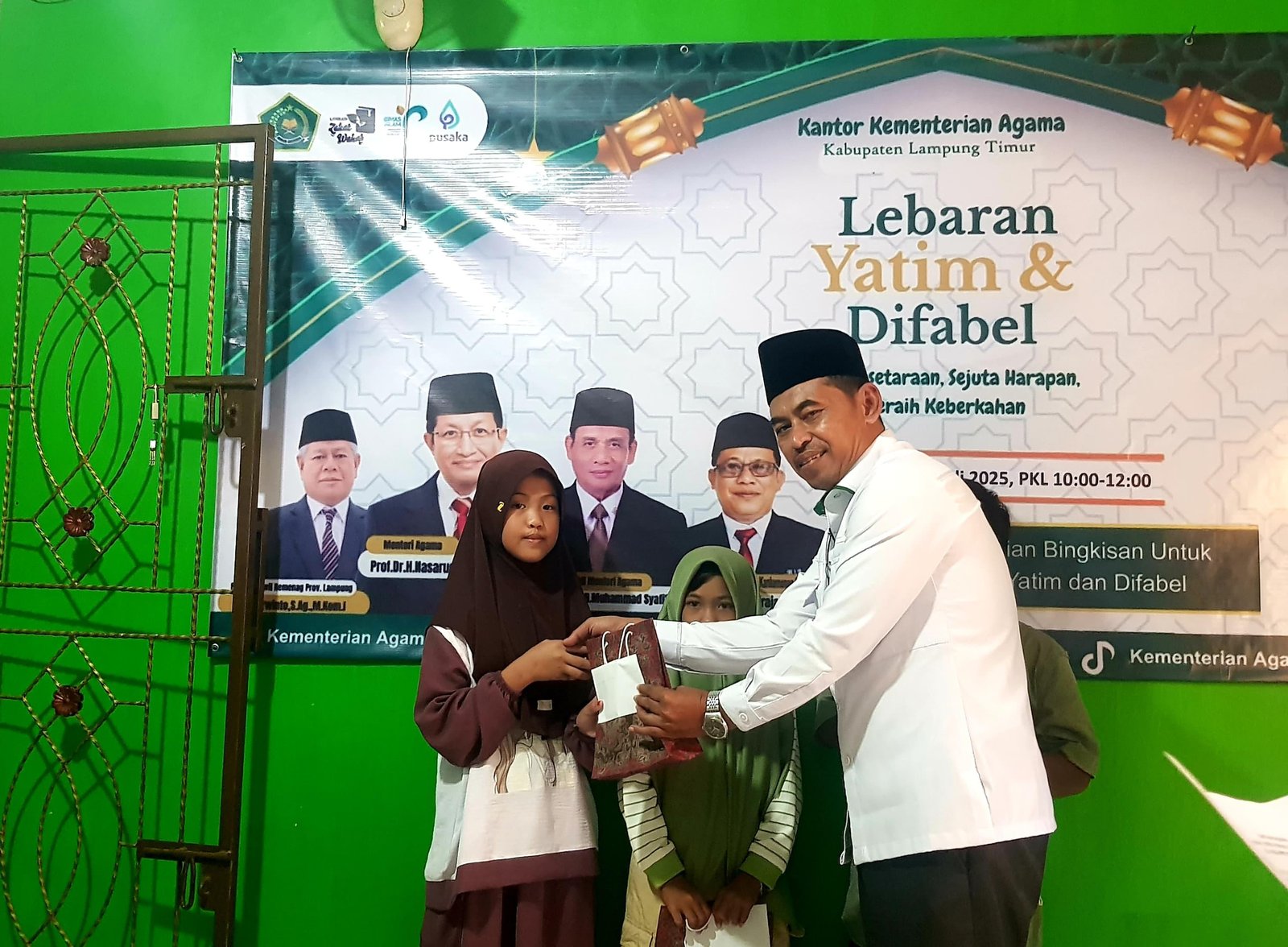 Peaceful Muharram di KUA Sekampung Udik: 15 Anak Yatim Terima Santunan, Cinta Kasih Mengalir dari Desa ke Desa