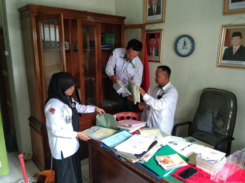 Tingkatkan Efisiensi Pengelolaan Dokumen, KUA Sindang Beliti Ulu Lakukan Klasifikasi Arsip