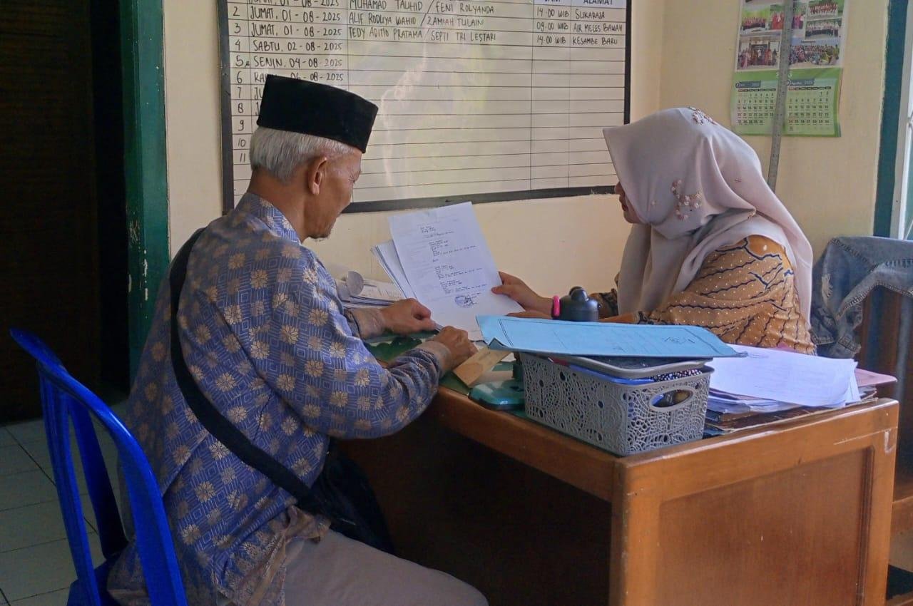 Imam Desa Serahkan Berkas Nikah, Wujud Layanan Proaktif kepada Masyarakat