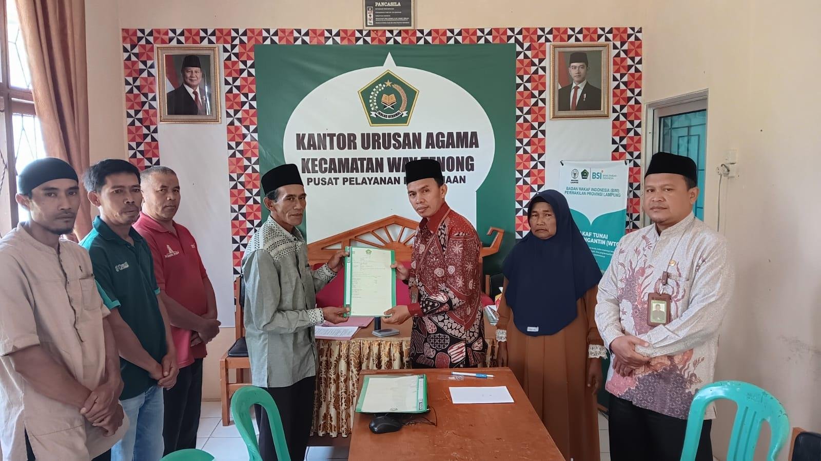 Kua Way Tenong Serahkan Akta Ikrar Wakaf Warga 