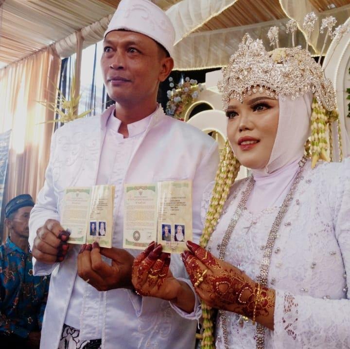 Resmi Menikah, Pasangan Catin Terima Buku Nikah dari KUA Curup Timur
