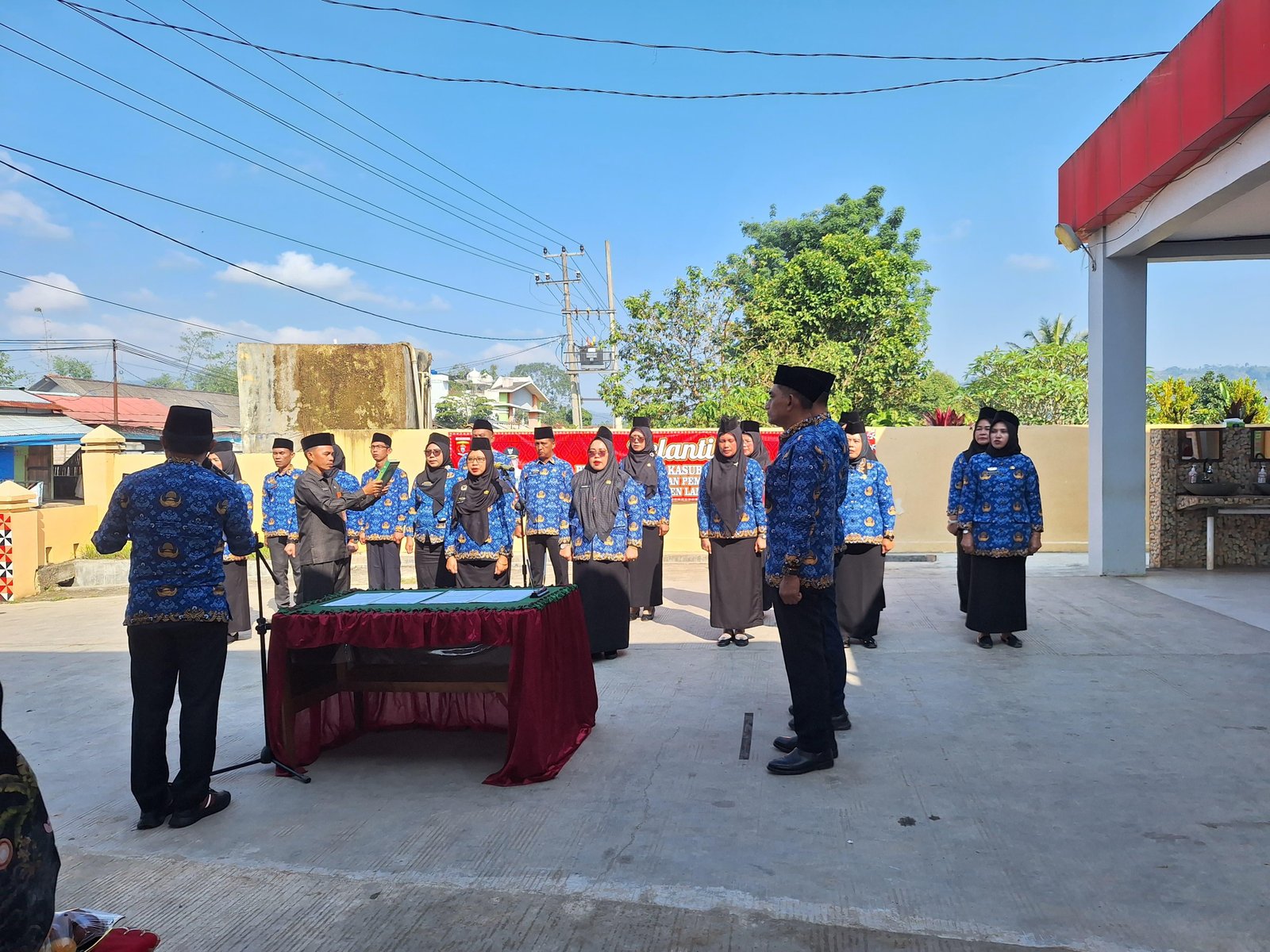 Kepala KUA  Way Tenong pimpin doa dalam acara pelantikan UPTD  Kabupaten Lampung Barat