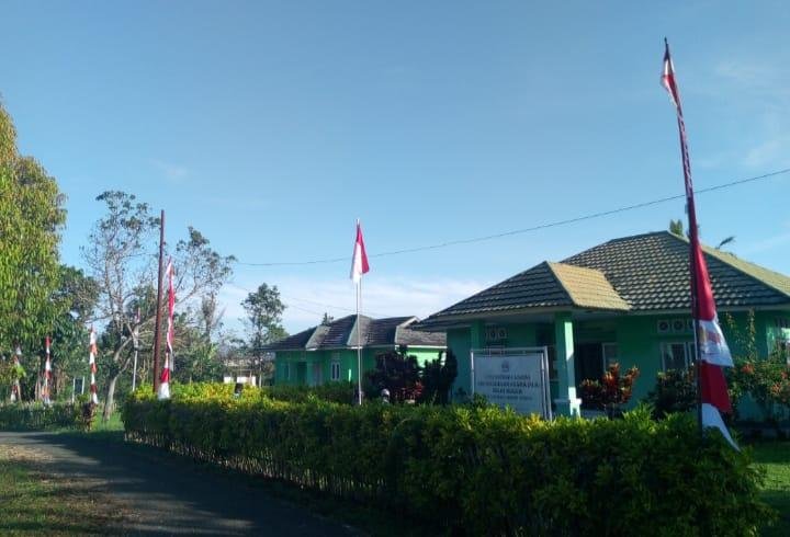 Tumbuhkan Semangat Nasionalisme, KUA Curup Timur Hiasi Kantor dengan Umbul-Umbul