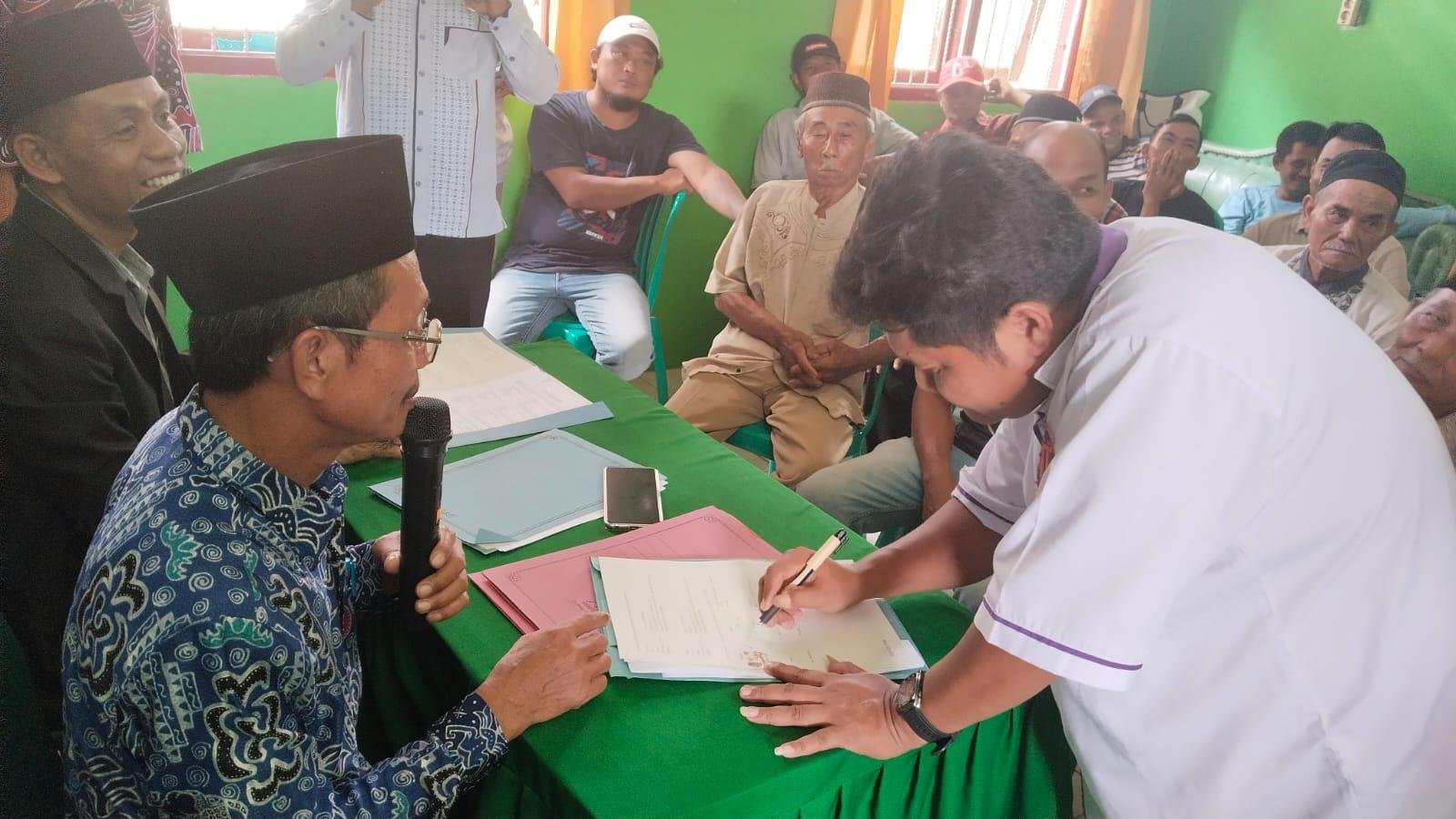 KUA Mataram Baru Fasilitasi Ikrar Wakaf Massal dan Penyerahan E-AIW