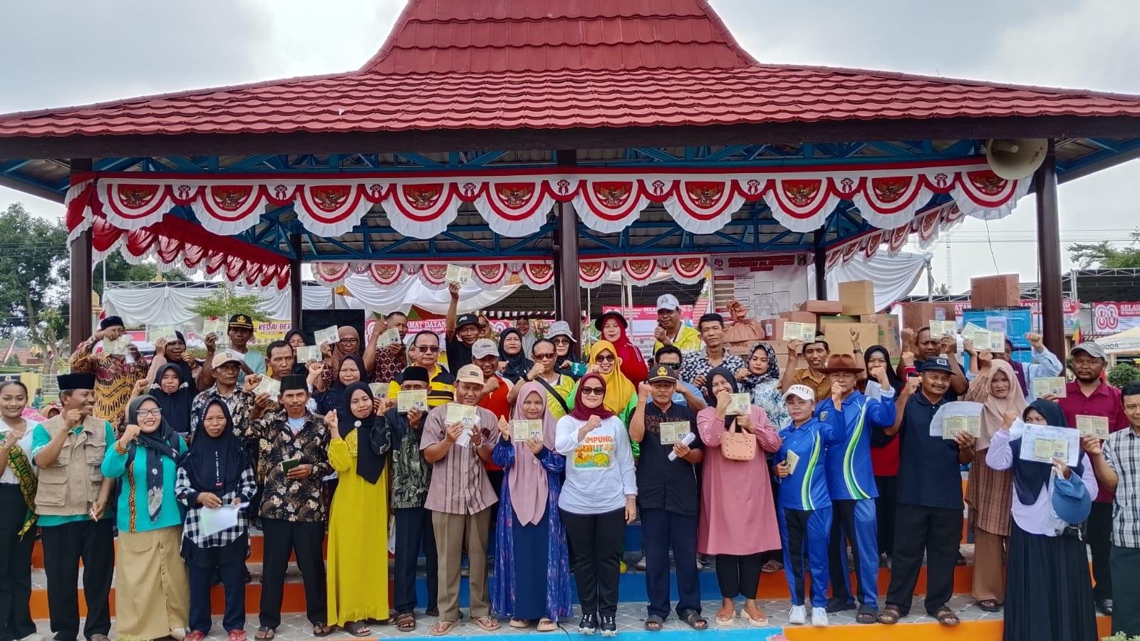 Kepala KUA Waway Karya Hadiri Penyerahan 20 Buku Nikah Hasil Isbat Terpadu