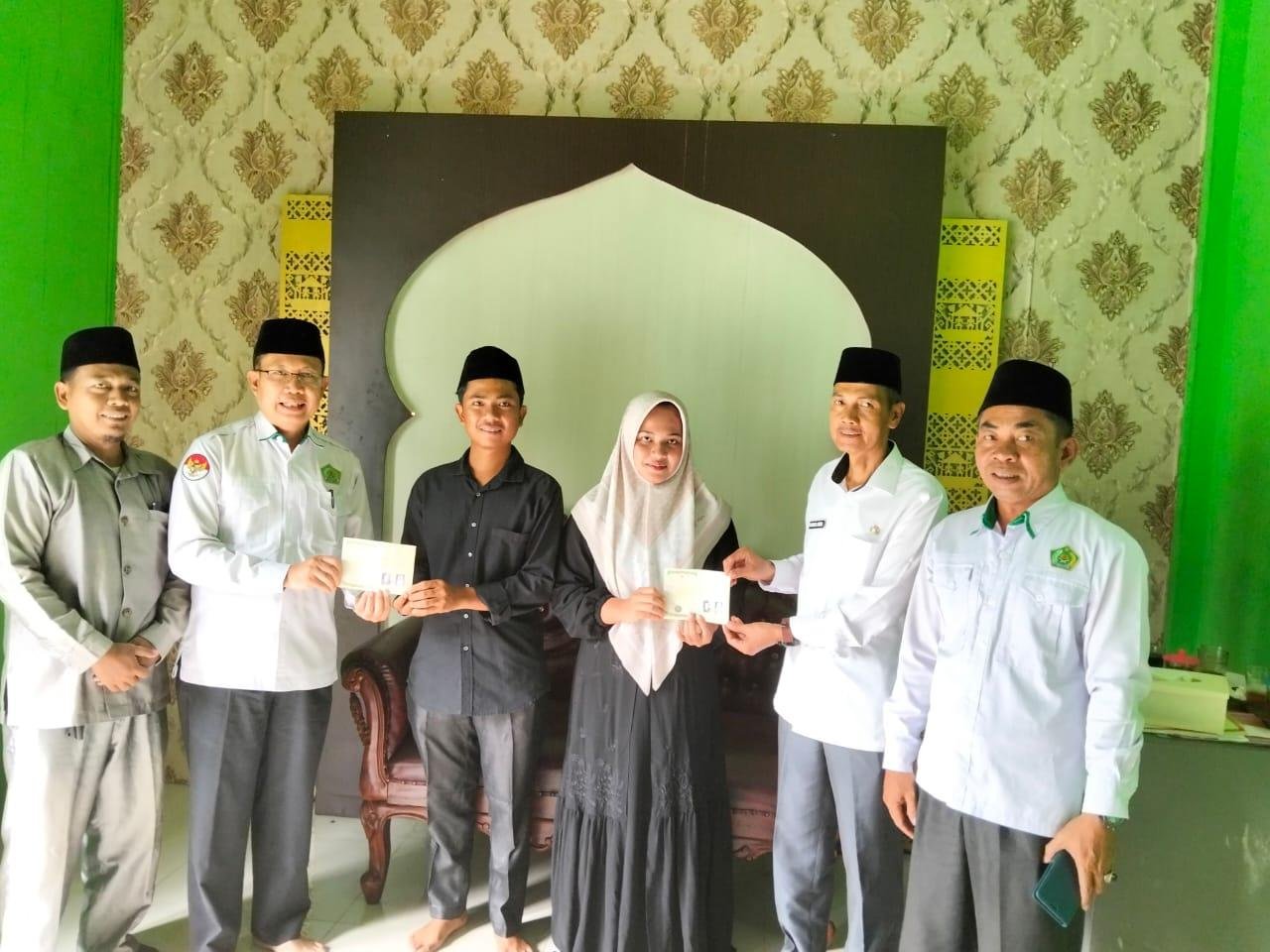 Pernikahan di KUA: Kasi Bimas Serahkan Buku Nikah