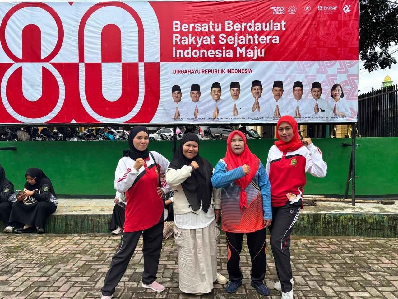 Semarak Kemerdekaan, Pegawai KUA Curup Utara Ramaikan Lomba Berantai DWP Kemenag