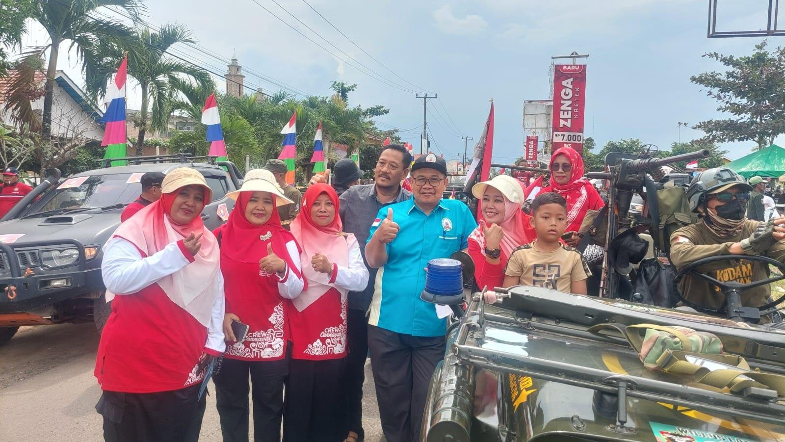 Kepala KUA Raman Utara Dampingi Ketua DPRD Lepas Karnaval HUT RI