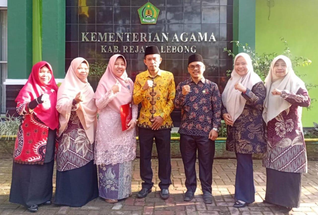 Pegawai KUA Curup Timur Kompak Hadiri Upacara HUT RI ke-80