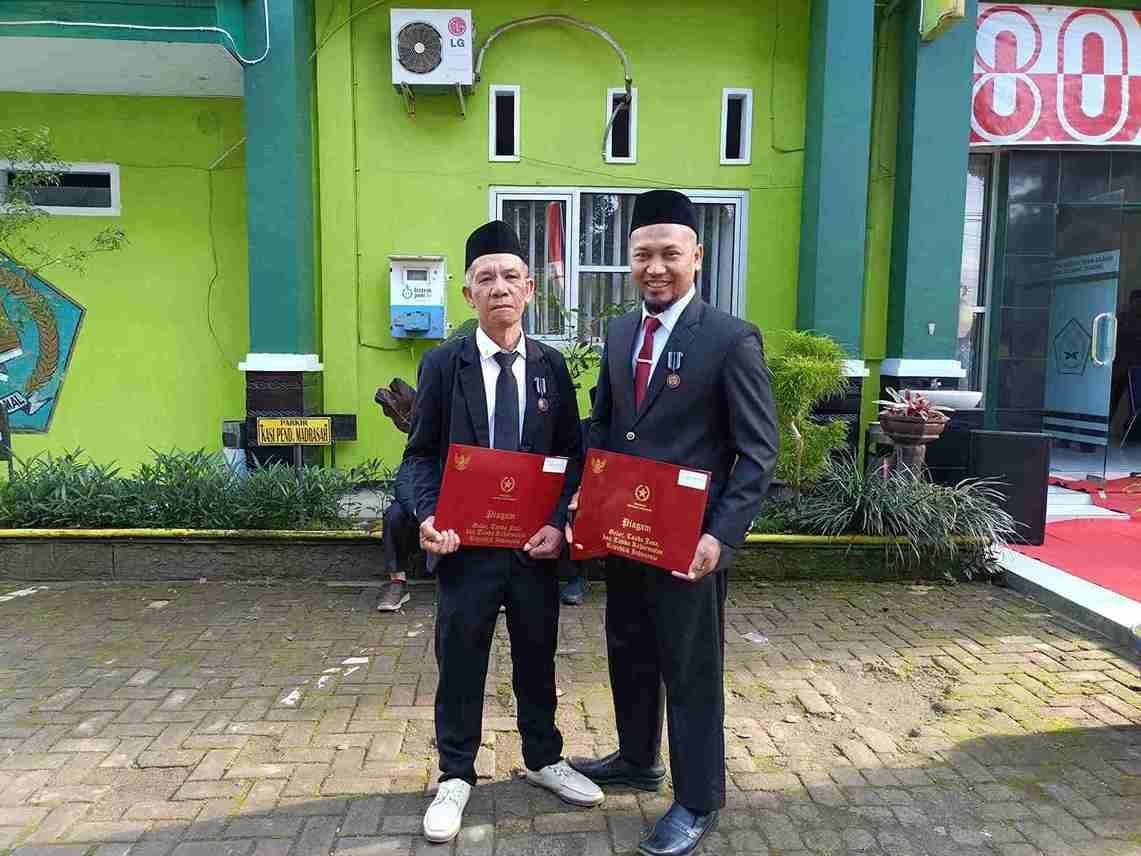 Dua ASN KUA Curup Utara Raih Satyalancana Karya Satya 10 Tahun dari Presiden RI