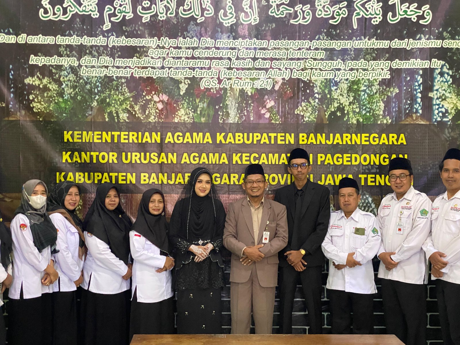 Calon Penghulu KUA Pagedongan Resmi Melepas Masa Lajang, Mengikat Janji Suci di Balai Nikah dan Manasik Haji