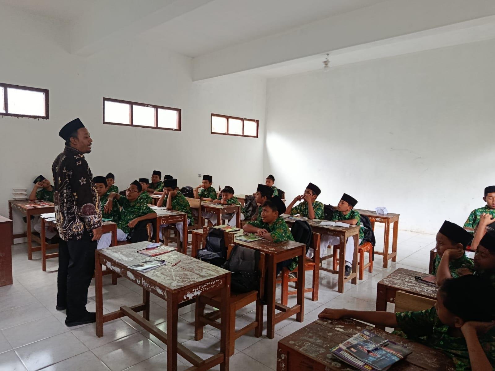 KUA Pagedongan Gelar BRUS SEJATI (Bimbingan Religi Usia Sekolah, Sehat Jasmani, Jiwa Islami, Taqwa Ilahi) di MTS Al-Irsyad Gunung Jati: Tekan Pernikahan Dini dan Bangun Remaja Berkarakter