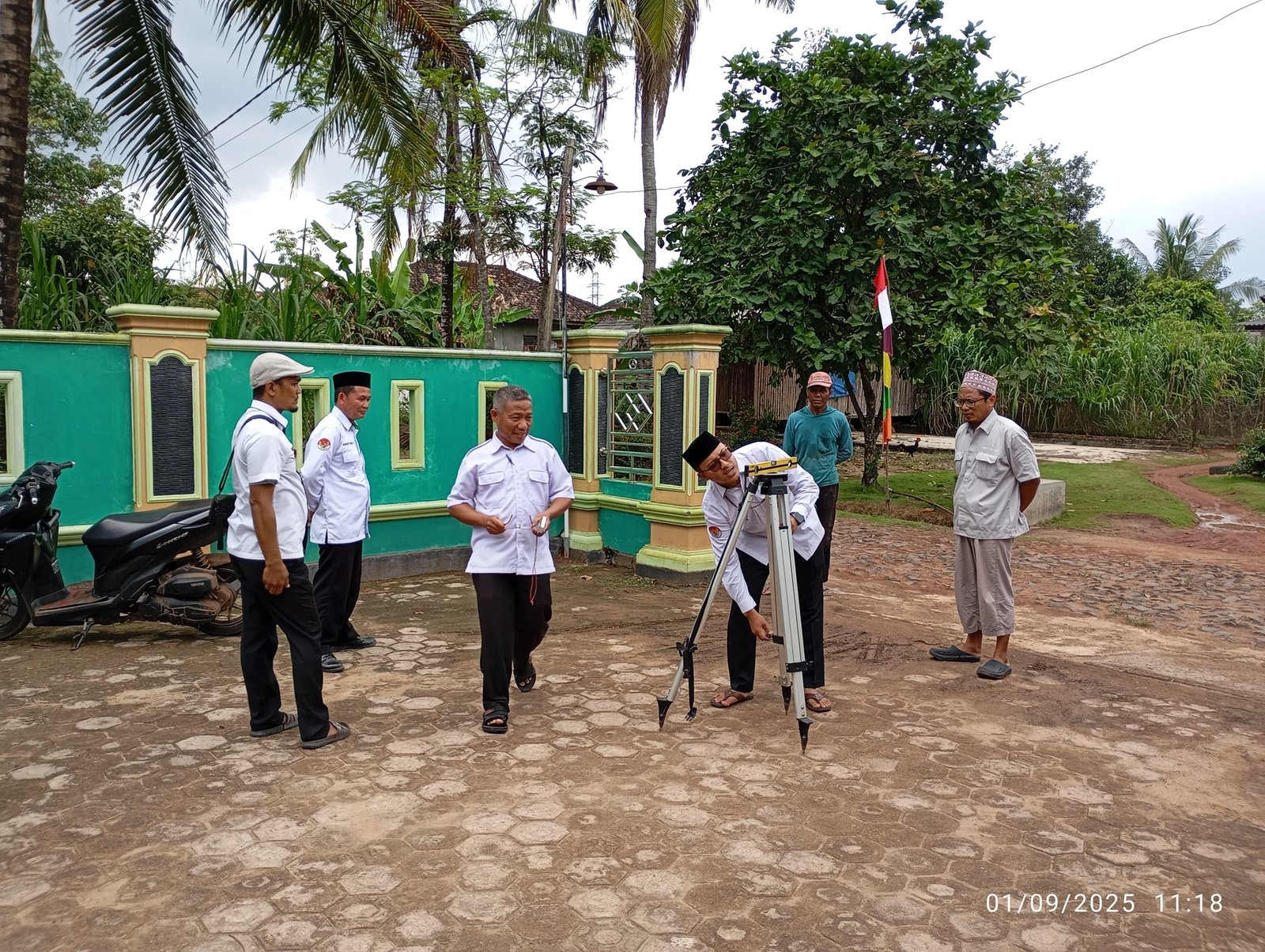 KUA Raman Utara Lakukan Kalibrasi Arah Kiblat di Dua Lokasi Mushola