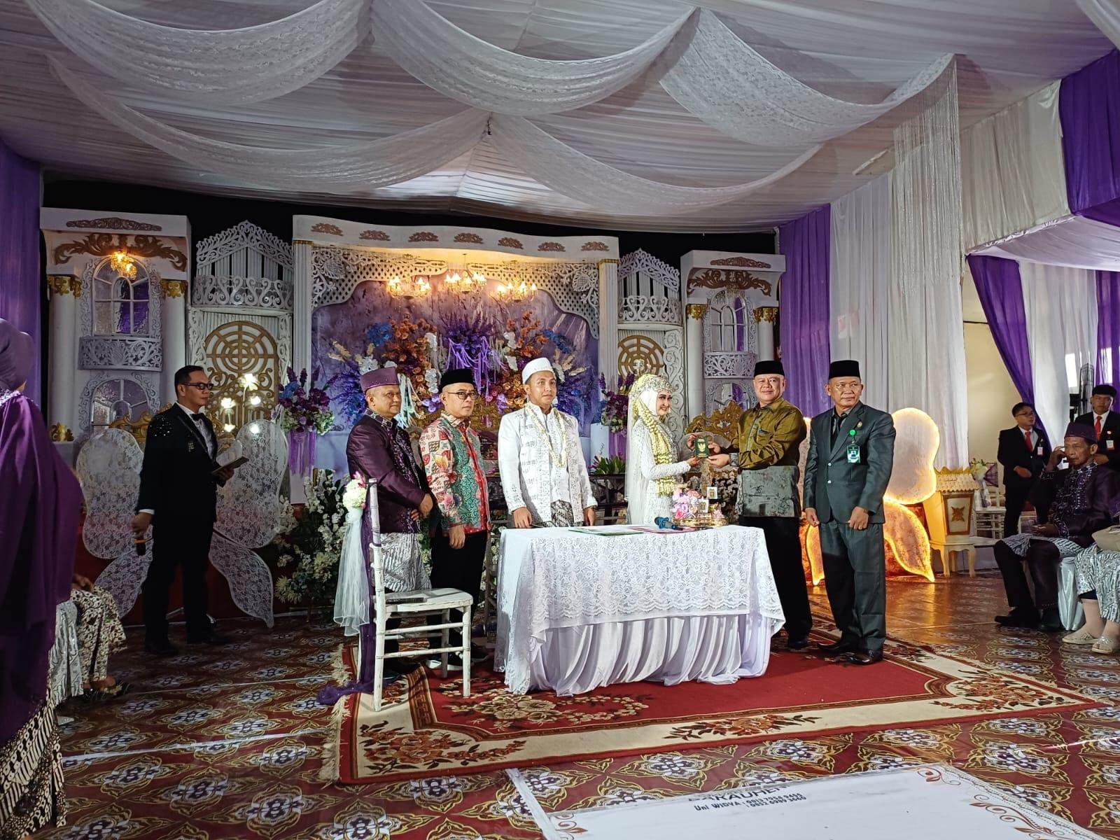 Kepala KUA Panengahan Pimpin Akad Nikah Tokoh Kemenag Lampung