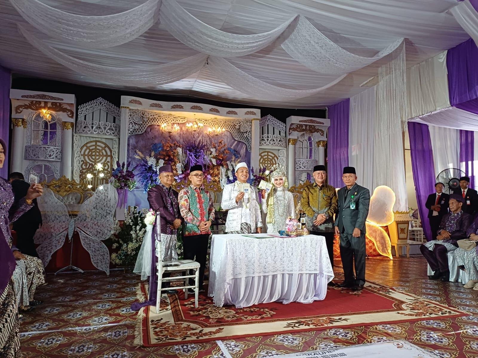 Deputi Pelayanan Haji Jadi dan Plt. Kakanwil Jadi Saksi, Kepala KUA Panengahan Pimpin Akad Nikah