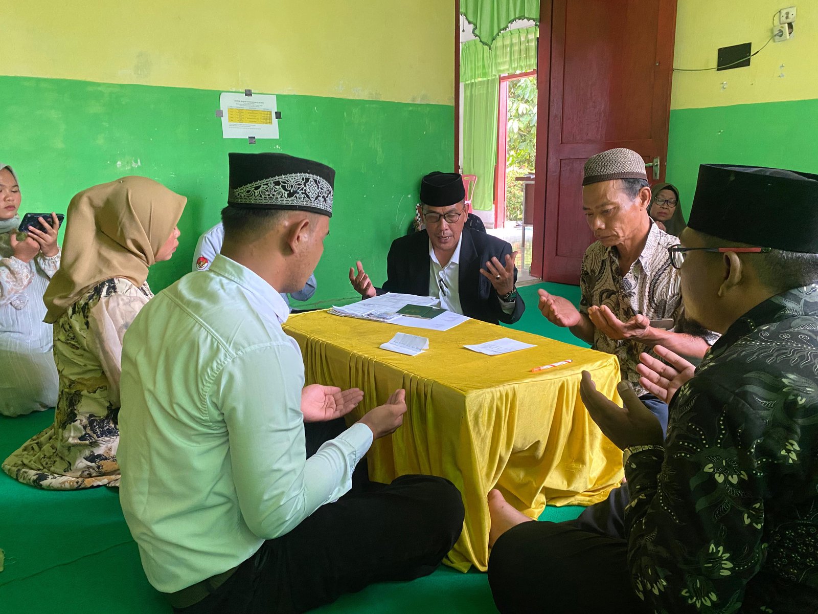 Plt. Kepala KUA Bandar Khalifah Pimpin Doa SAMAWA bagi Pasangan Pengantin