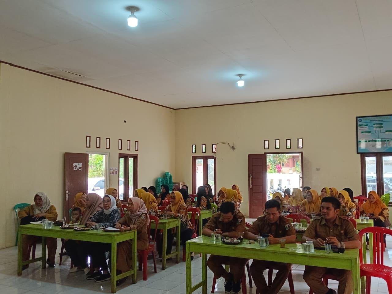 Kepala KUA Marga Sekampung Hadiri Rembuk Stunting di Desa Peniangan