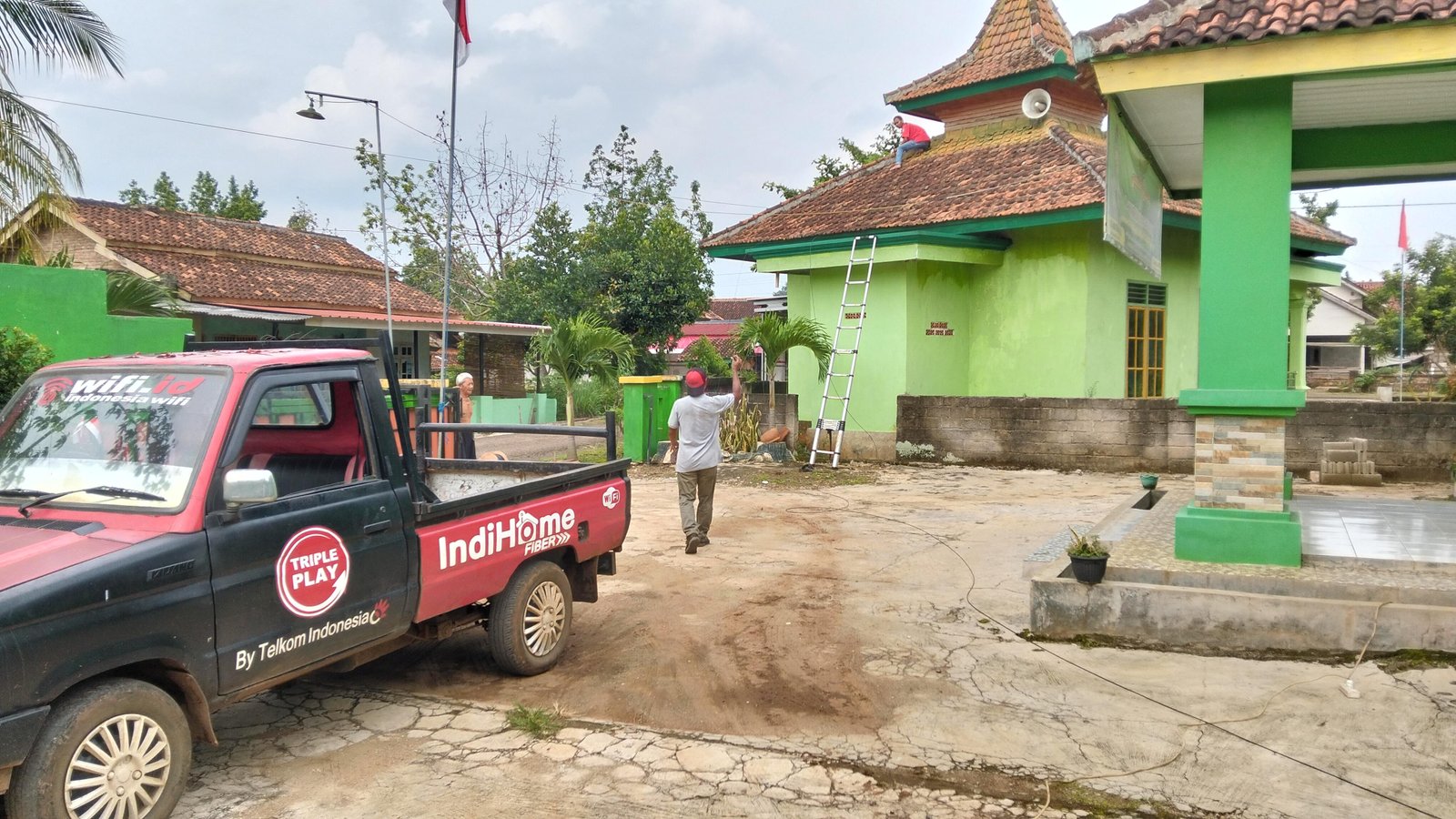 Internet Lumpuh, Tim Teknisi Berpacu dengan Waktu di Sekampung Udik