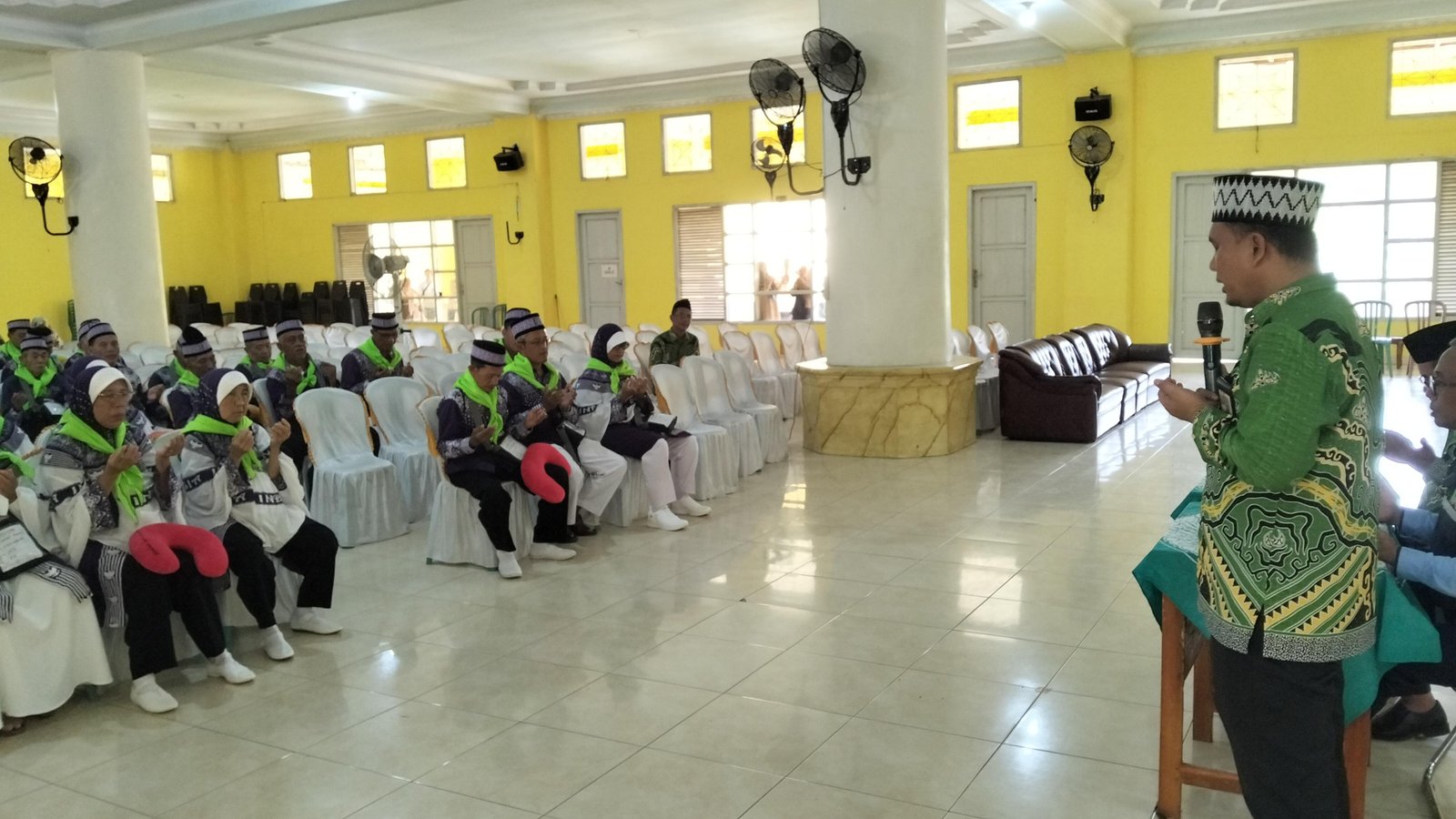 Kepala KUA Labuhan Ratu H. Solihin, M.Sy. Pimpin Doa Keberangkatan Jamaah Haji Kloter 56