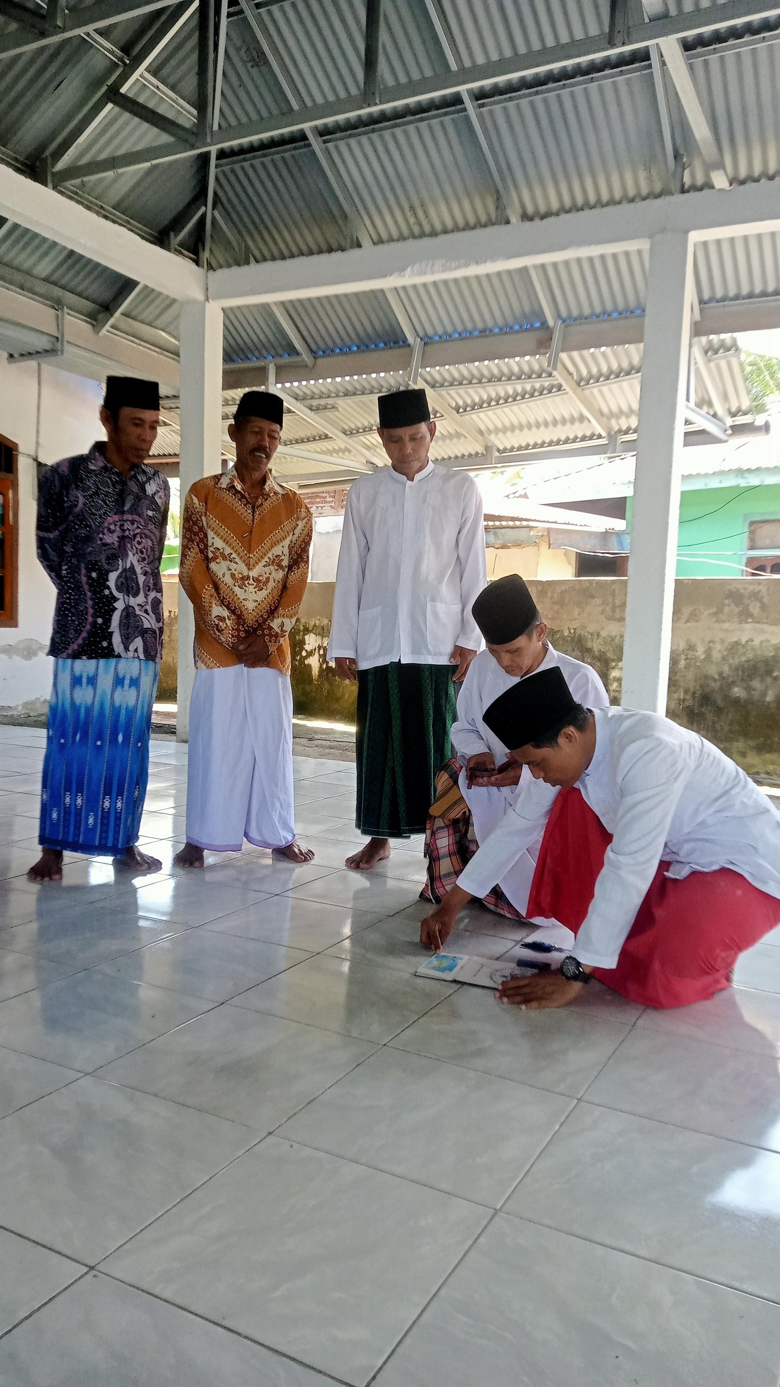 Safari Jum’at: Kepala KUA Semidang Alas Maras Lakukan Pengukuran Arah Kiblat di Masjid Desa Lubuk Betung