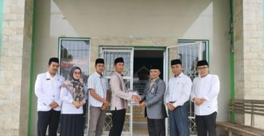 Kepala KUA Labuhan Maringgai Serahkan Sertifikat Arah Kiblat Masjid Al-Amin Srigading 