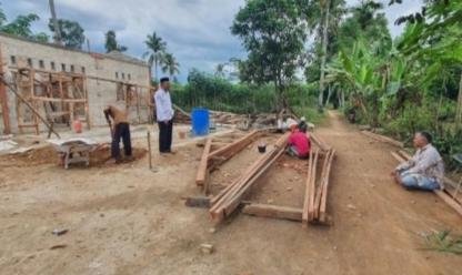 Kepala KUA Batanghari Nuban Pantau Pembangunan Bedah Rumah Ibu Juriyah