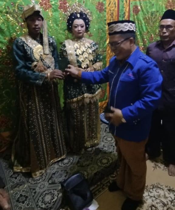 Penghulu KUA Pasir Sakti Catat Pernikahan: Dua Pasang Pengantin Resmi Berikrar di Hari yang Sama