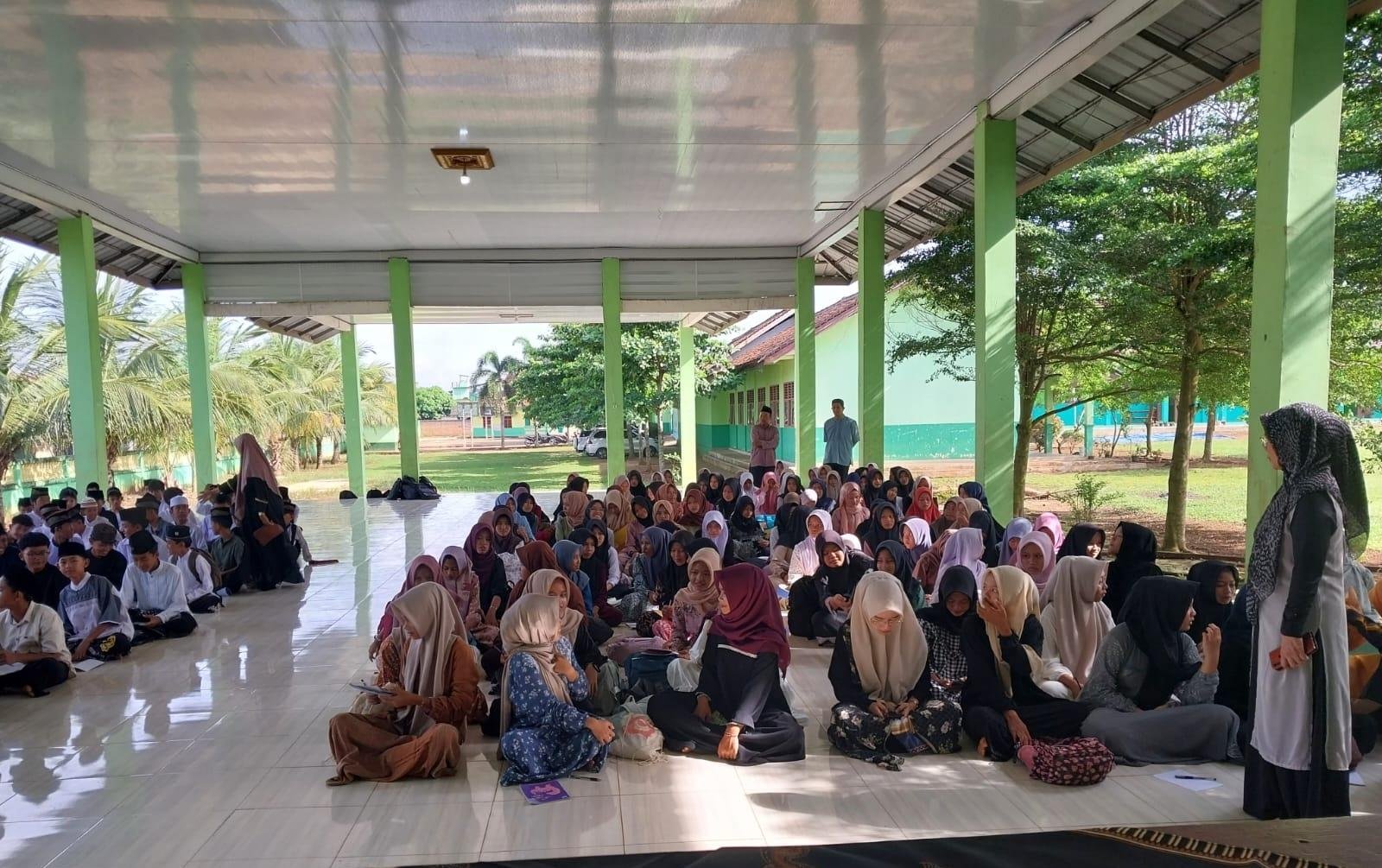 Pesantren Kilat SMPN 1 Sekampung Udik: 250 Siswa Antusias Serap Ilmu dari Penyuluh KUA
