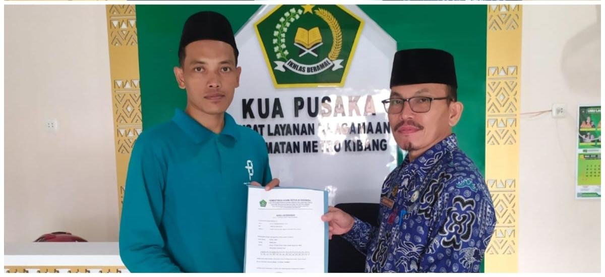 Beri Pesan Baik, Kepala KUA Metro Kibang Serahkan Surat Keterangan ID Masjid 