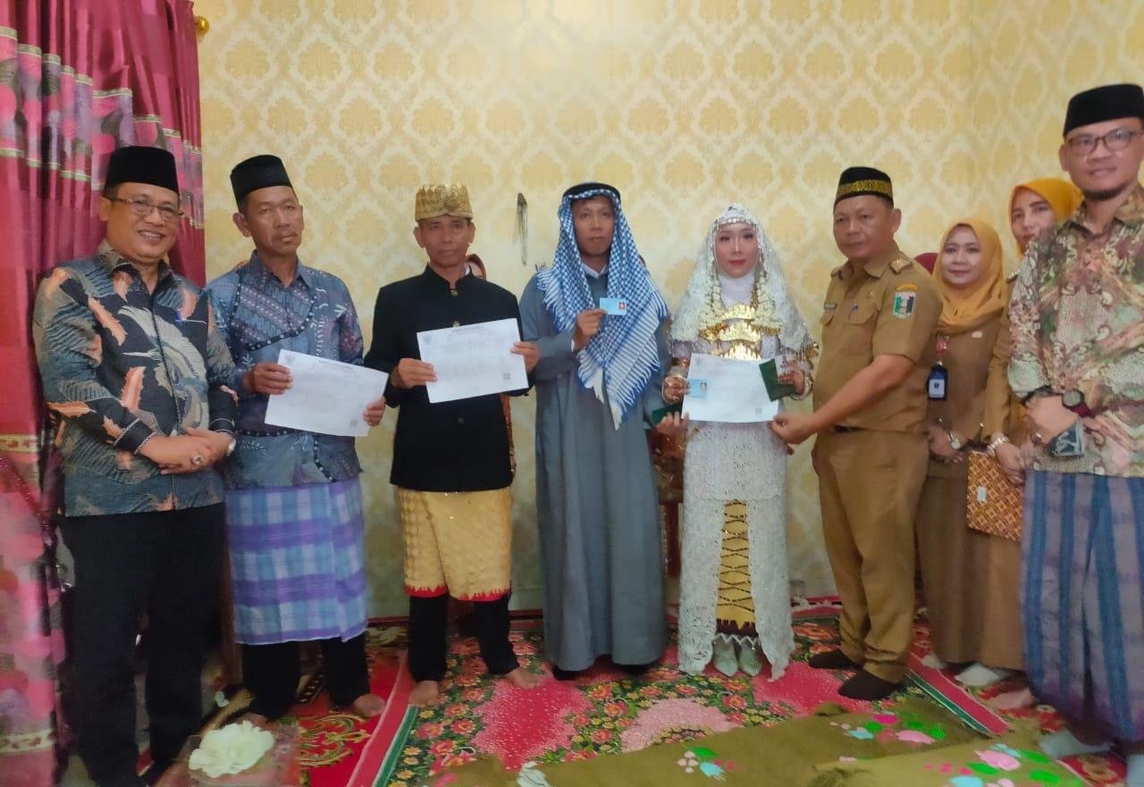 Plt. Kepala Dinas Dukcapil Lamtim Serahkan Dokumen Perubahan Data Pasca Nikah