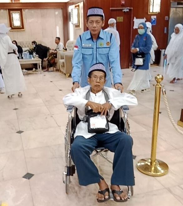 TPIHI Kloter 24 JKG Berkhidmat untuk Lansia, Subiyakto Antar Jamaah Asal Lampung Timur dengan Kursi Roda