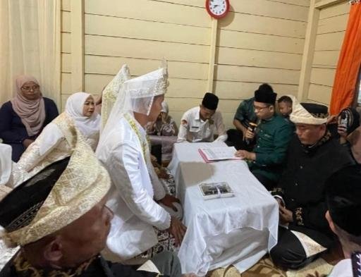 Kepala KUA Padang Ulak Tanding Pantau Langsung Akad Nikah, Sampaikan Nasehat Inspiratif di Tengah Masyarakat