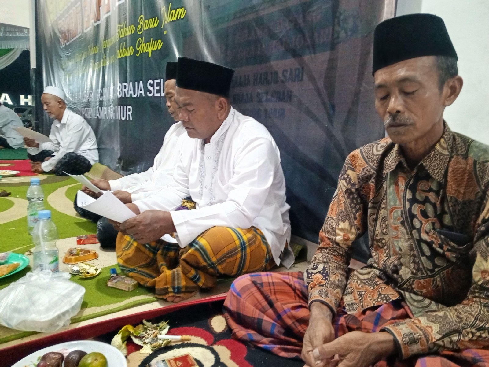 Braja Selebah (humas) Dalam rangka memperingati Tahun Baru Islam 1447 Hijriyah, ratusan warga Desa Braja Harjosari memadati halaman Balai Desa untuk mengikuti istighosah kubro pada Jumat malam (4/7/2025)  Acara keagamaan yang menjadi tradisi tahunan ini d