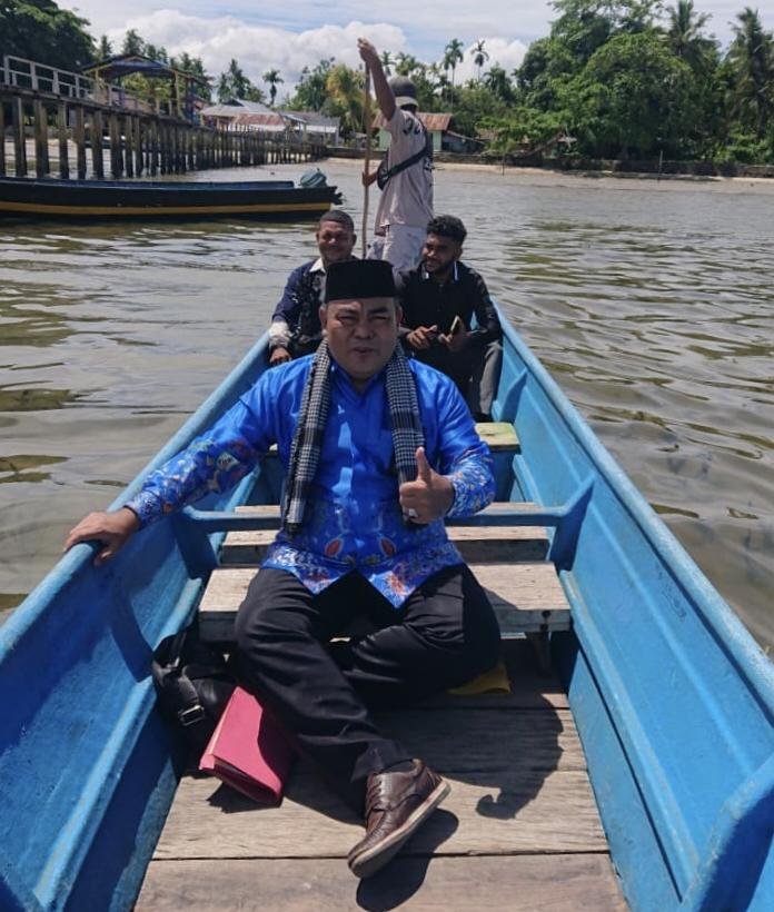Kepala KUA Distrik Mayamuk Menyebrang dengan Sampan Demi Menjalankan Tugas Suci