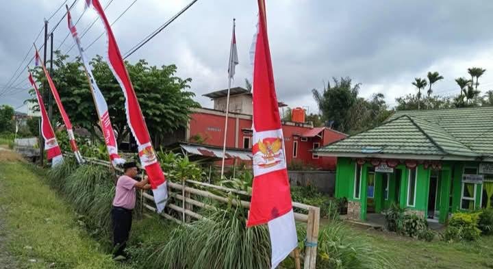 KUA Sindang Kelingi Semarakkan HUT ke-80 RI dengan Pemasangan Umbul-umbul