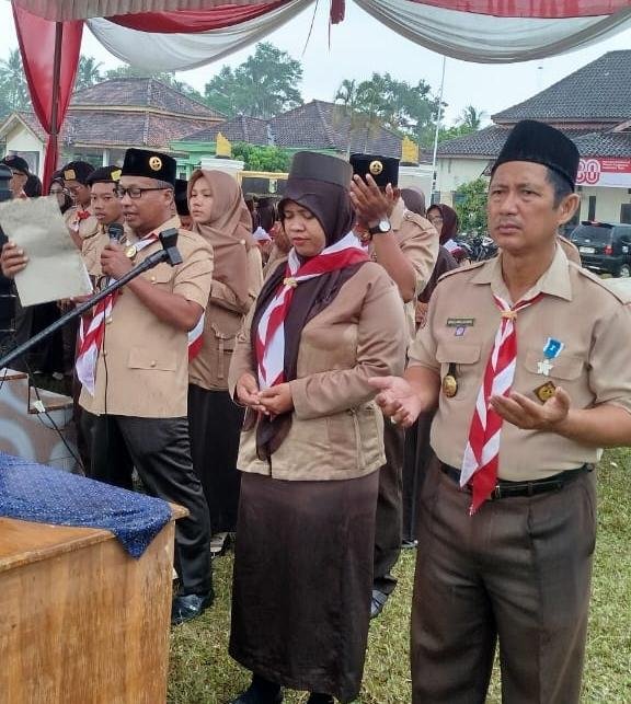 Kepala KUA Waway Karya Pimpin Doa Hari Pramuka ke-64 di Bawah Rintik Hujan