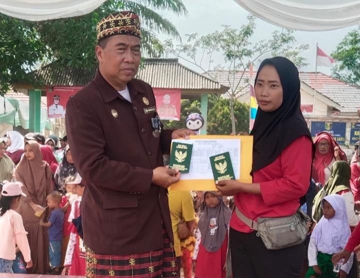 KUA Pasir Sakti Serahkan Buku Nikah Hasil Isbat