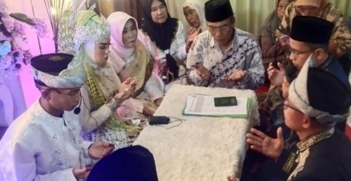 Kepala KUA Padang Ulak Tanding Pimpin Langsung Prrosesi Akad Nikah di Desa Ujan Panas