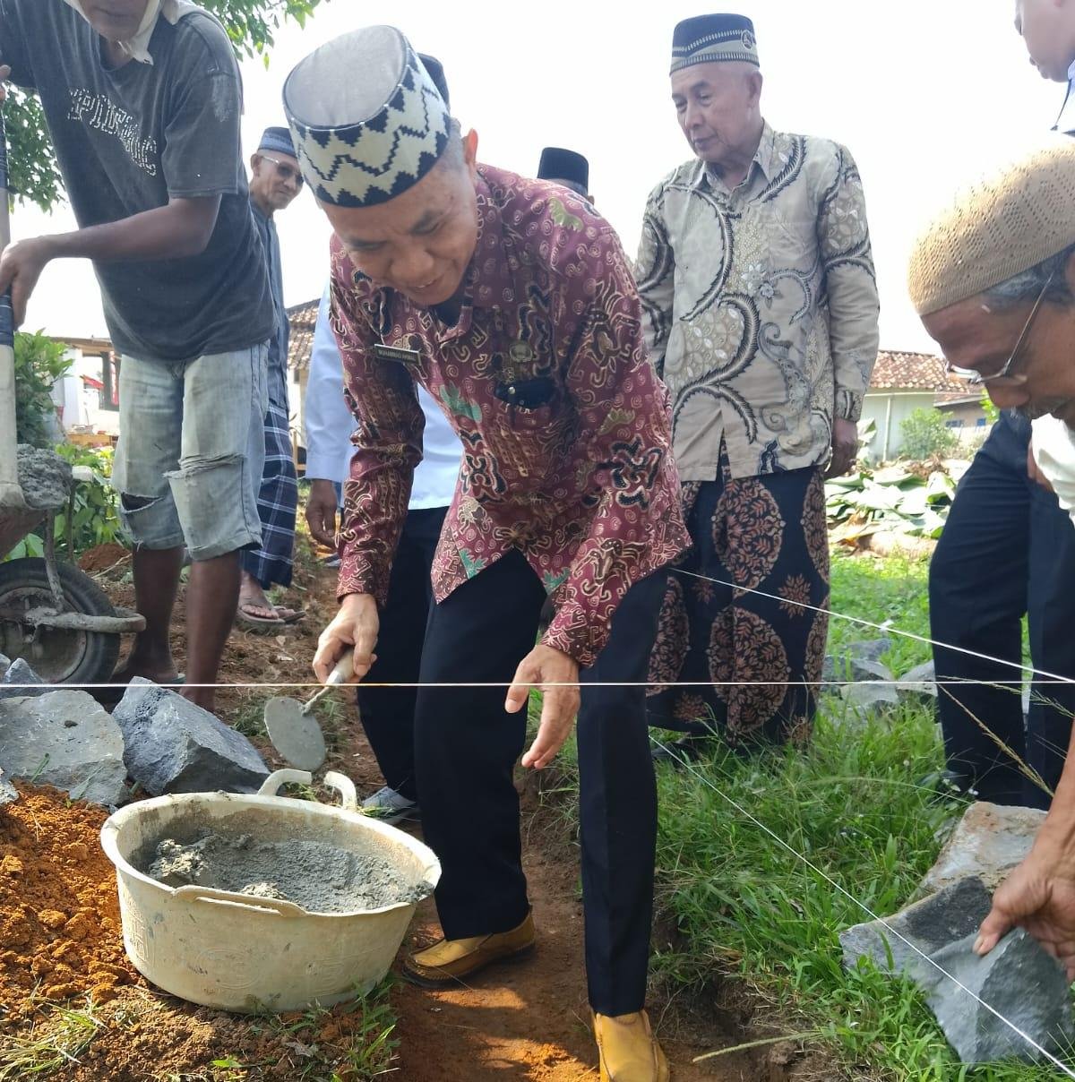 Lintas Sektoral: Kepala KUA Purbolinggo Laksanakan Groundbreaking Masjid Baitul Ma'arif