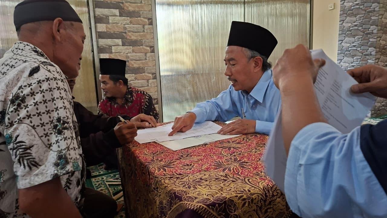 KUA Karangkobar Teguhkan Ikrar Wakaf untuk Masjid Al-Ikhlas di Desa Selatri