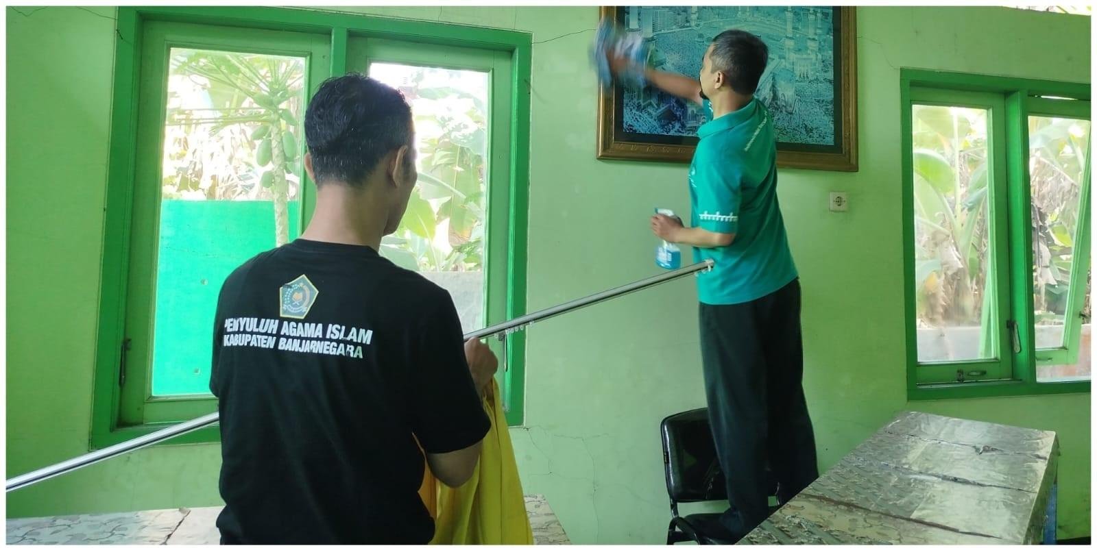KUA Purwanegara Gelar Jumat Bersih: Wujud Kekompakan dan Implementasi Nilai-Nilai Islam