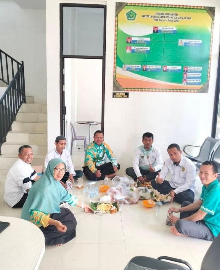 Pasca Penanaman 1 Juta Pohon Matoa, KUA Kecamatan Sentajo Raya Makan Bersama
