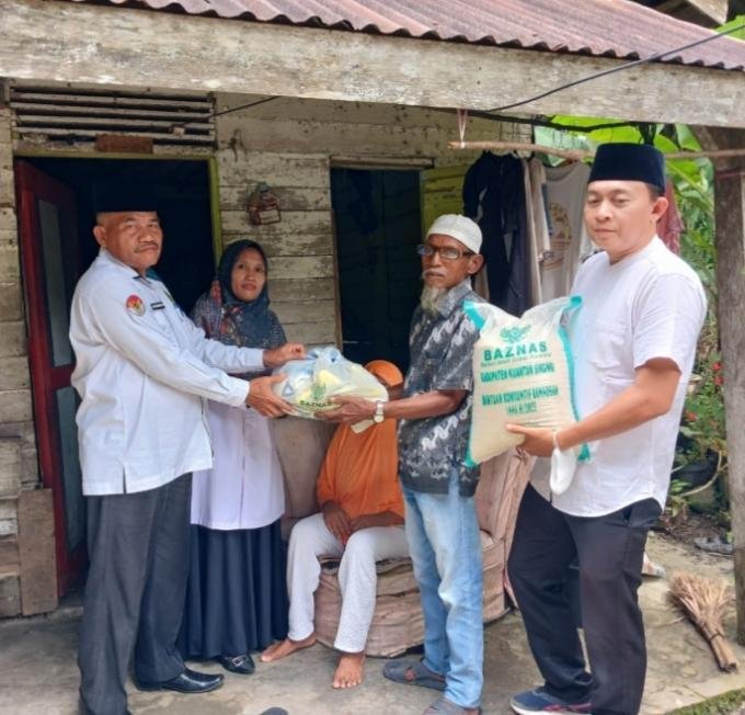 Kepala KUA Kecamatan Logas Tanah Darat Serahkan Paket Bantuan Sembako Untuk Dhuafa