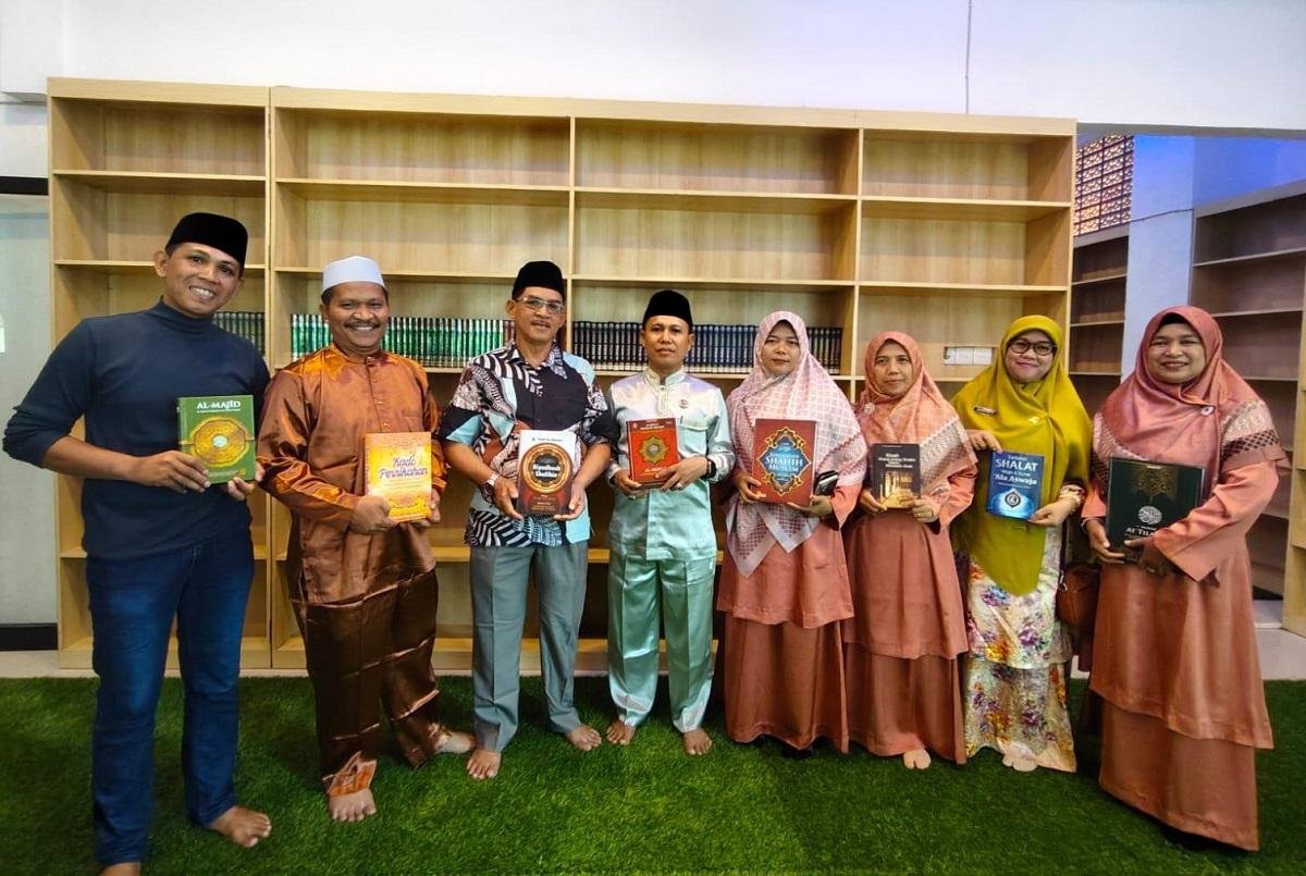 Ka. KUA Pangkalan Kerinci Serahkan Wakaf Buku dan Al-Qur'an untuk Pustaka Masjid