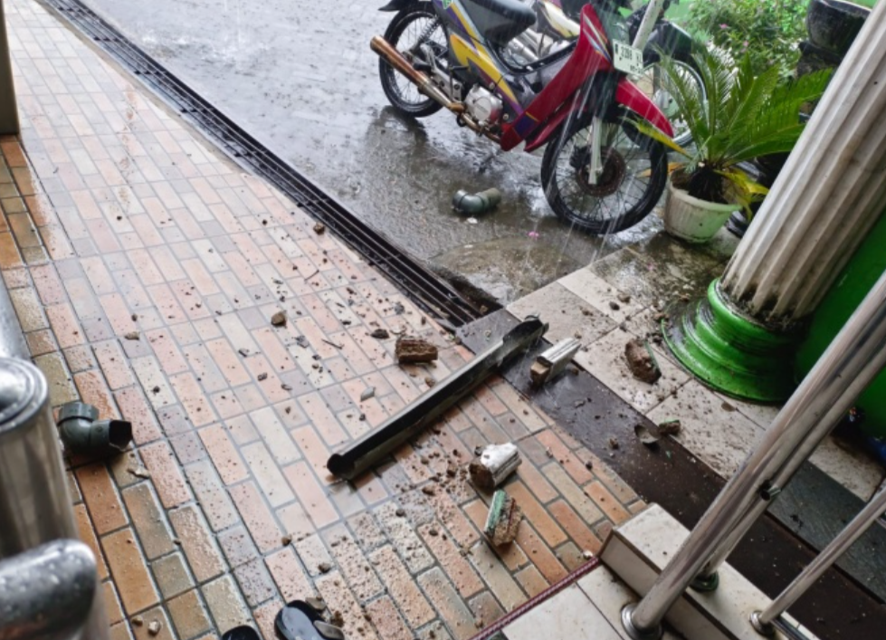 Plafon Lantai 2 KUA Mandiraja Ambruk Saat Hujan Deras, Jaringan WiFi Terputus