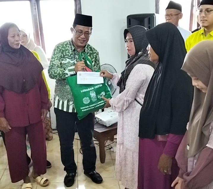 Kemenag Lampung Timur Bagikan 200 Paket di Lebaran Yatim: Tangis Haru dan Doa Menggema di Bulan Mulia