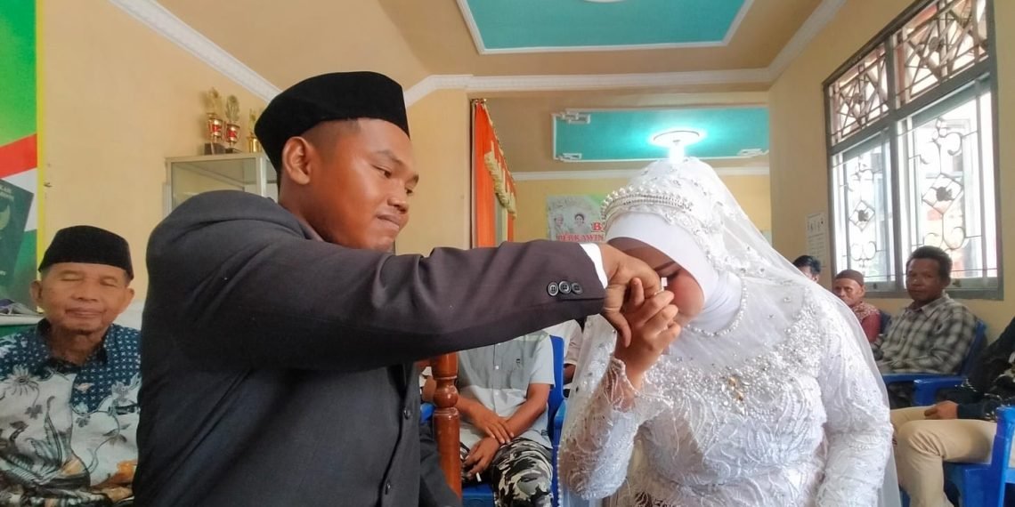 Cinta yang Tulus Mengalahkan Segala Batas: Pernikahan Inspiratif di KUA Bumijawa